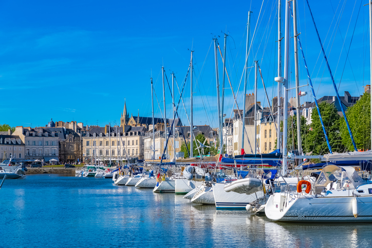 Hafen von Vannes, im Morbihan, Bretagne, Boote im Yachthafen, mit typischen Häusern und der Kathedrale im Hintergrund